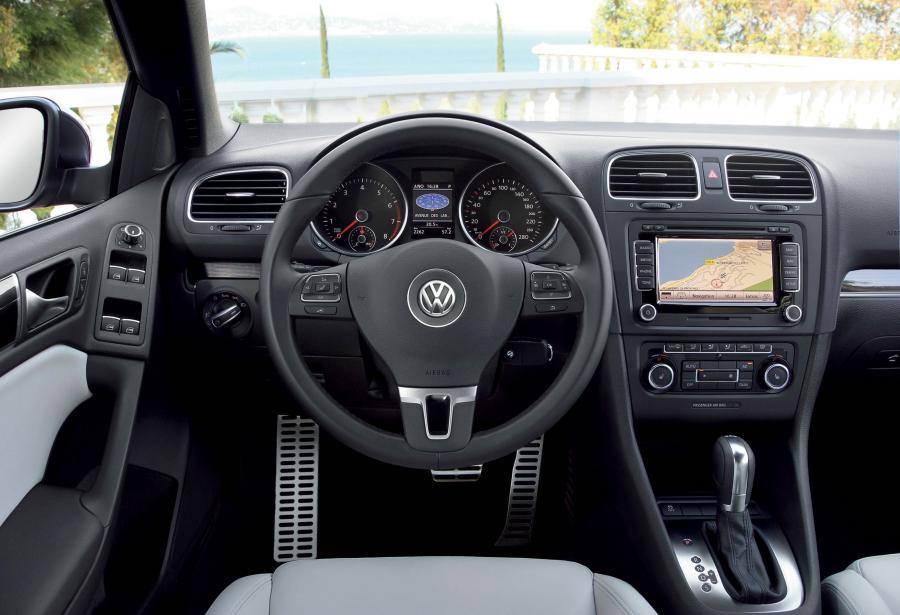  Volkswagen Golf Cabrio 2011 года  (фото 13 из 69)